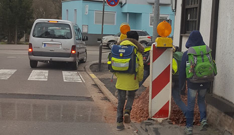 Kinder müssen bei dieser Baustelle auf die Straße ausweichen. Eine Lebensgefährliche Angelegenheit. (Foto: CDU)