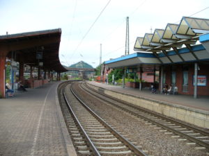 Die Pflege lässt auch am Bahnhof Völklingen zu Wünschen übrig (Foto: Hell)