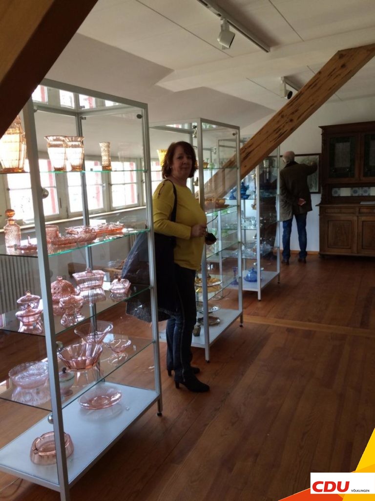 Sorina Milkovic begutachtet die Glasausstellung.